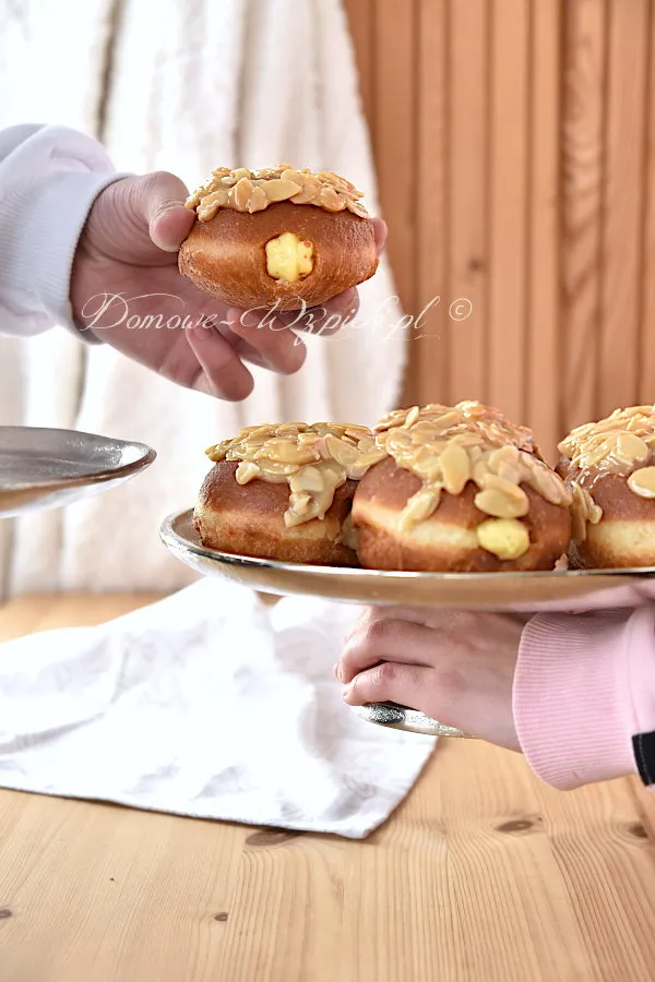 Pączki z budyniem i migdałami w karmelu