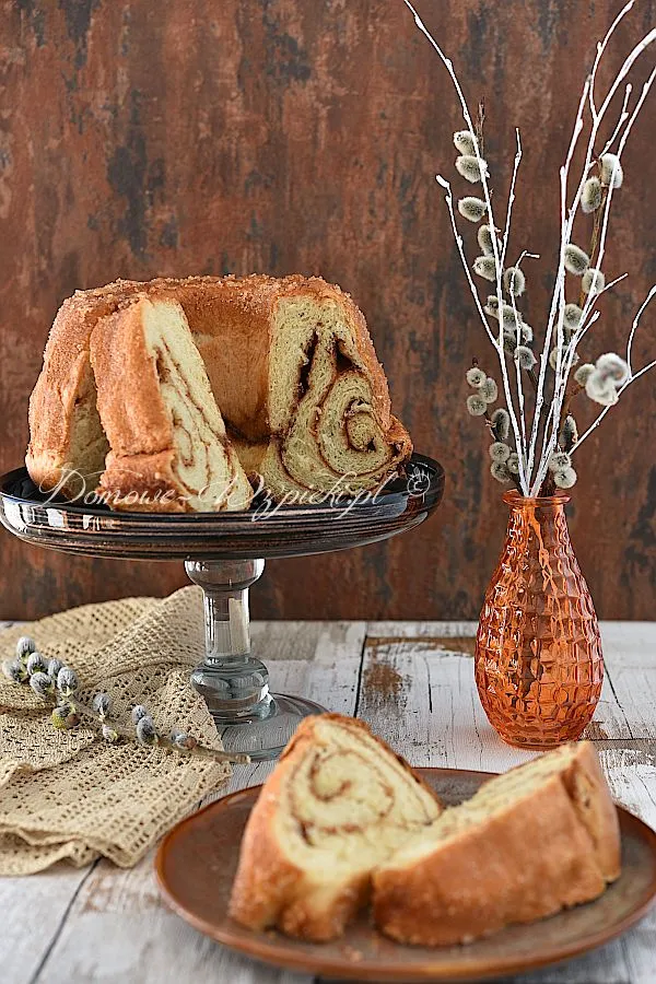 Babka drożdżowa z nadzieniem cynamonowym