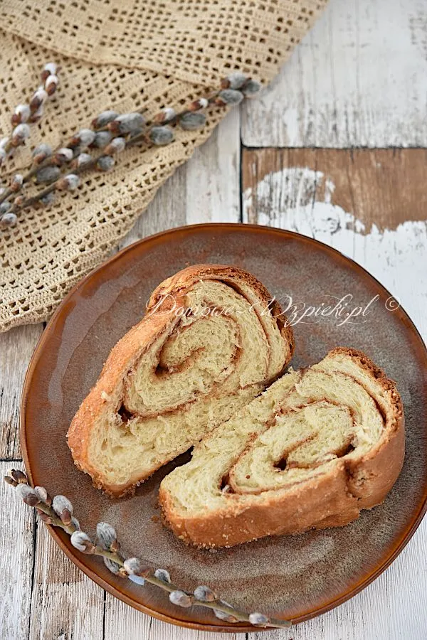 Babka drożdżowa z nadzieniem cynamonowym