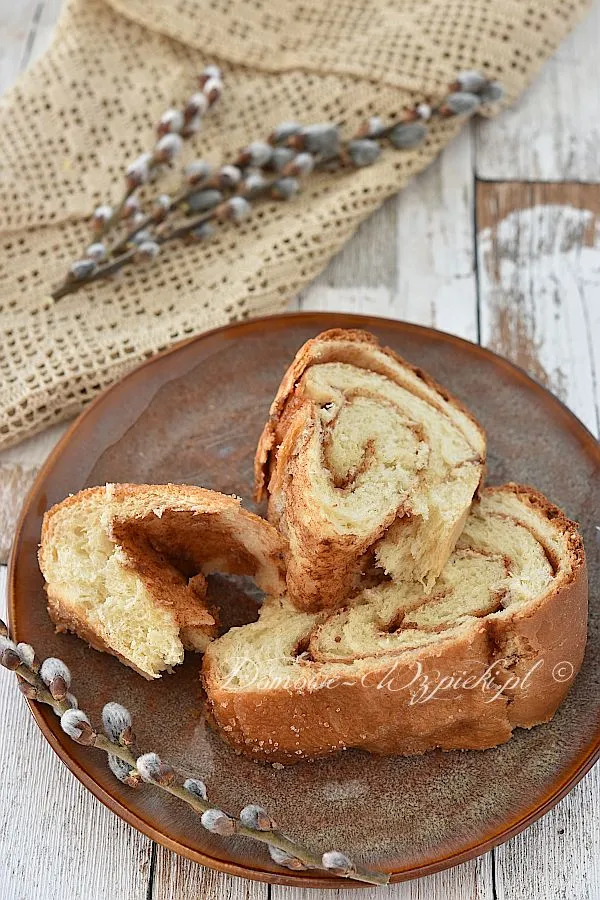 Babka drożdżowa z nadzieniem cynamonowym