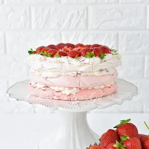 Tort bezowy ombre z truskawkami