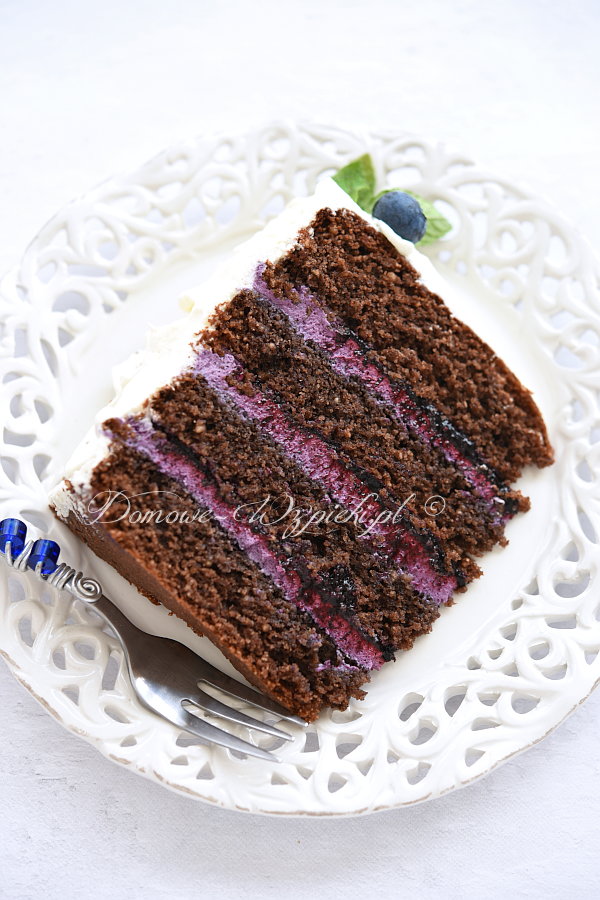 Bezglutenowy tort czekoladowo- orzechowy z kremem jagodowym