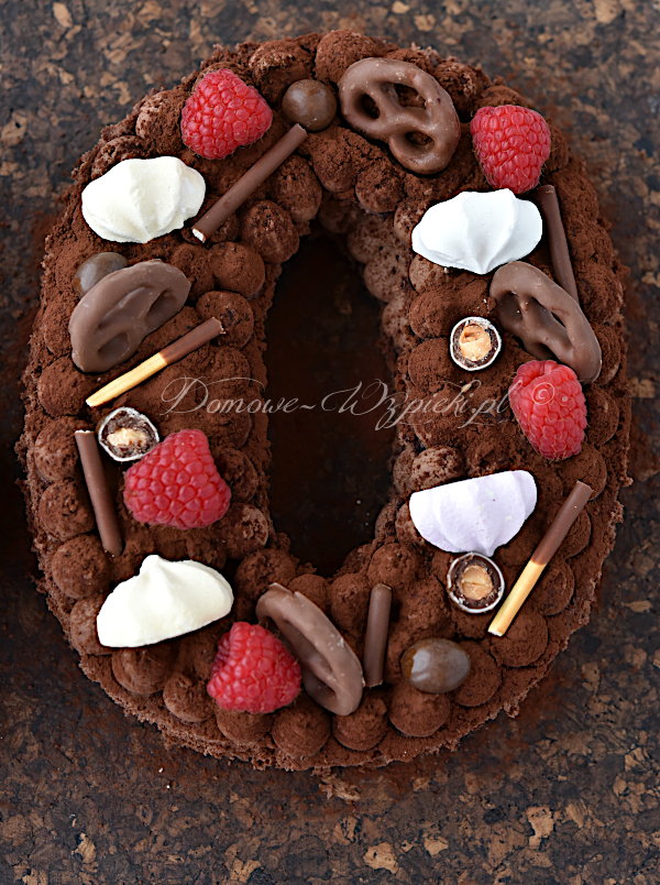 Tort czekoladowy w stylu number cake z biszkoptu