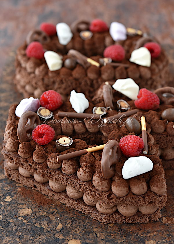 Tort czekoladowy w stylu number cake z biszkoptu