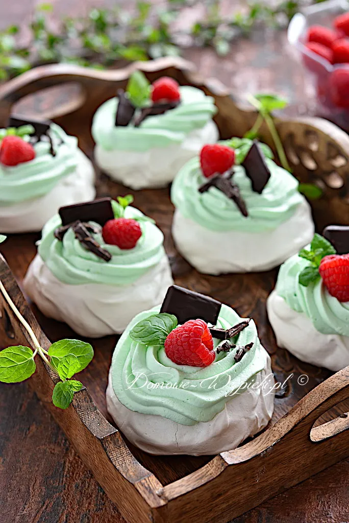 Mini Pavlova z miętową bitą śmietaną