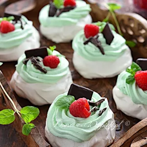 Mini Pavlova z miętową bitą śmietaną