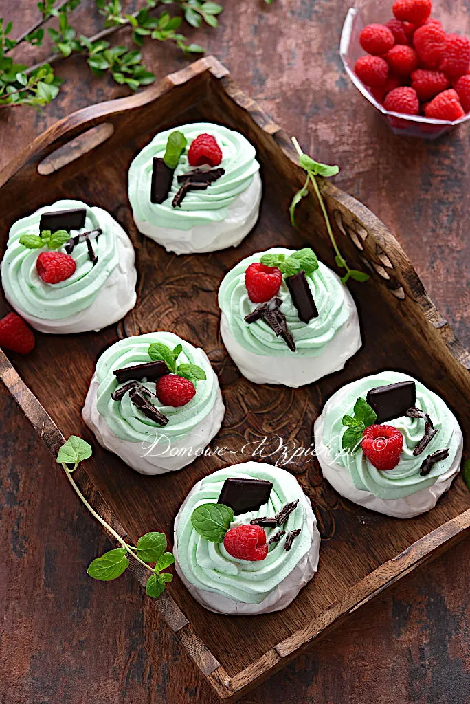 Mini Pavlova z miętową bitą śmietaną