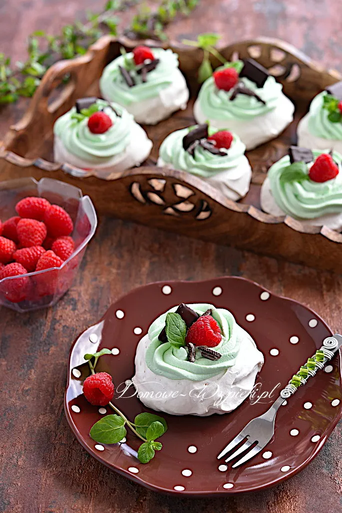 Mini Pavlova z miętową bitą śmietaną