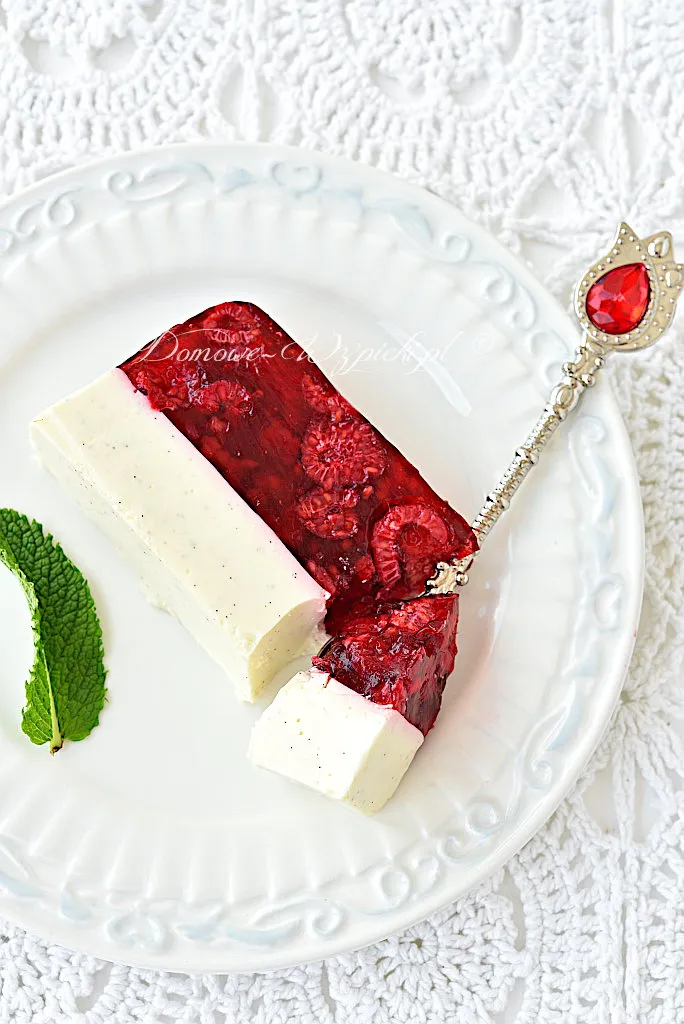 Terrina z panna cottą i malinami