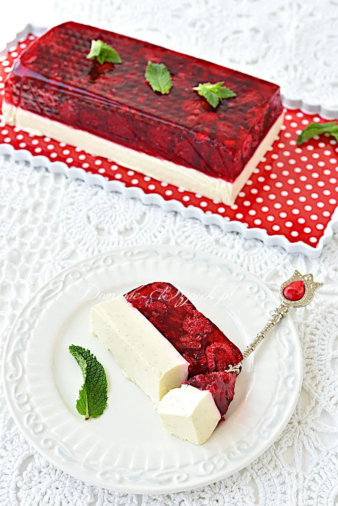 Terrina z panna cottą i malinami