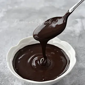 Najprostszy sos czekoladowy bez masła i śmietanki