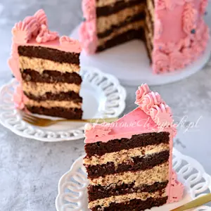 Tort czekoladowo- karmelowy z malinowym kremem maślanym