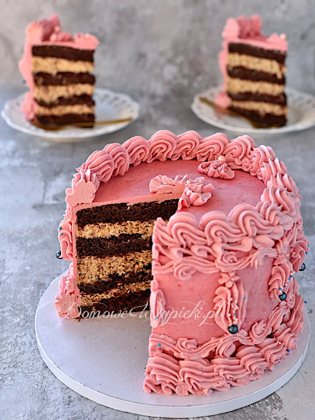 Tort czekoladowo- karmelowy z malinowym kremem maślanym