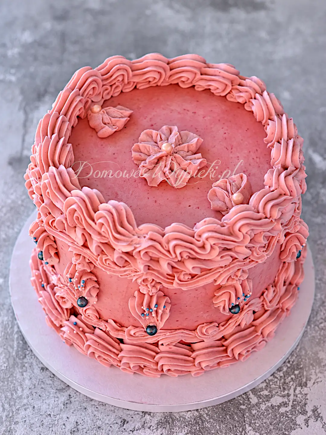 Tort czekoladowo- karmelowy z malinowym kremem maślanym Tort czekoladowo- karmelowy z malinowym kremem maślanym