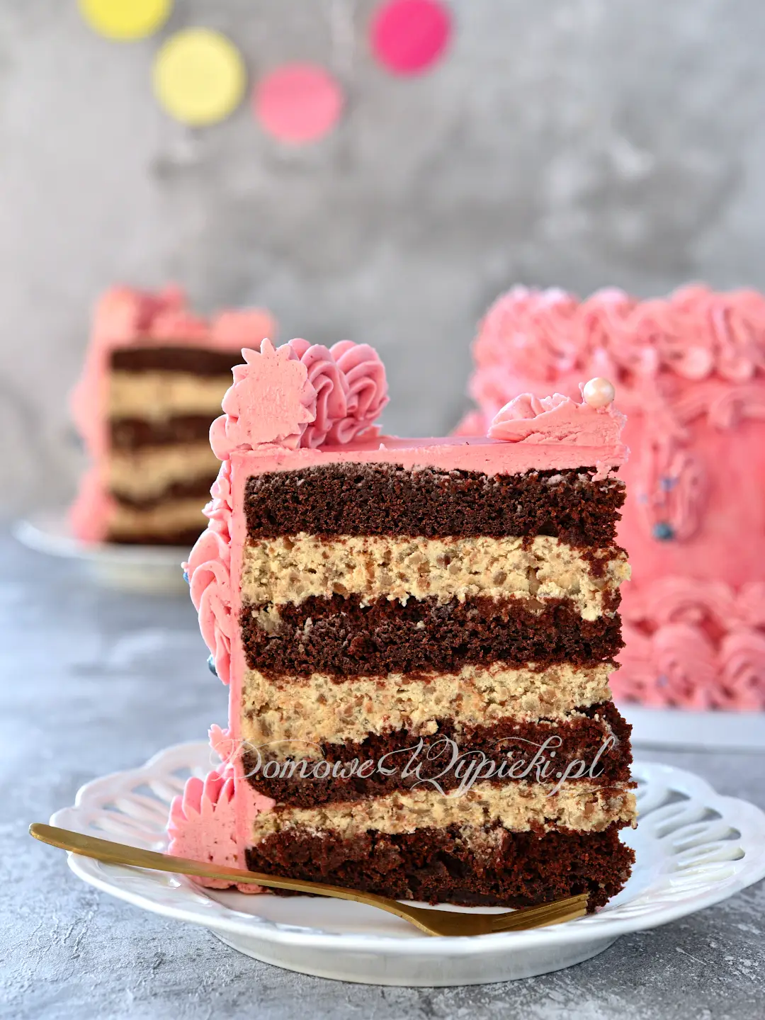 Tort czekoladowo- karmelowy z malinowym kremem maślanym Tort czekoladowo- karmelowy z malinowym kremem maślanym