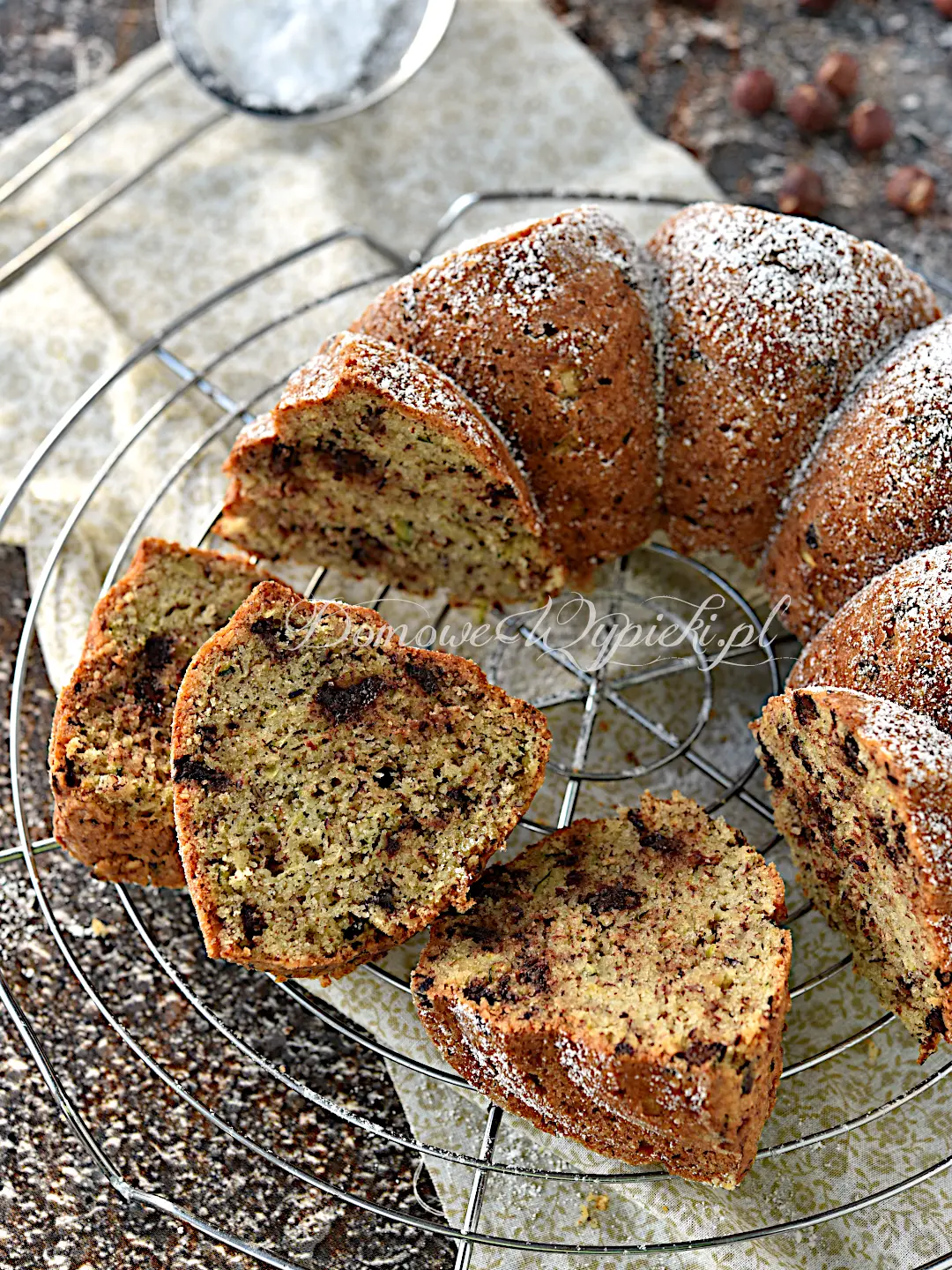 Orzechowa babka z cukinią i czekoladą