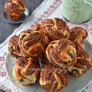 Zawijane drożdżówki kakaowo- orzechowe