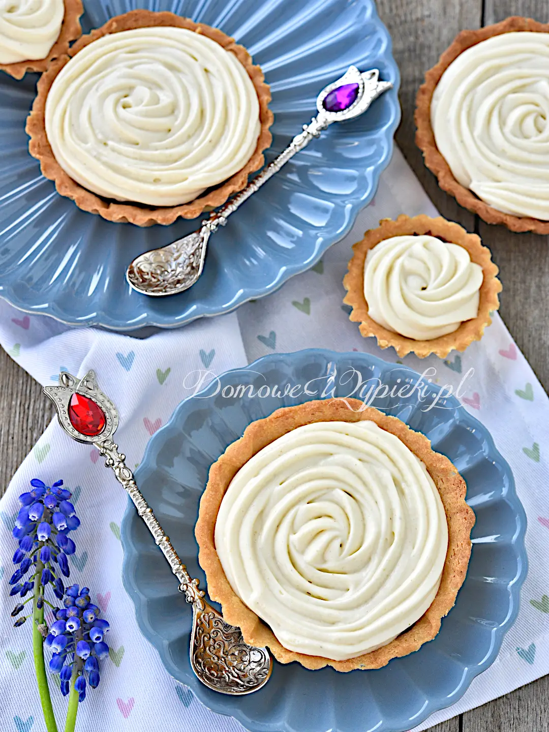 Tartaletki z jagodami i kremem chałwowym