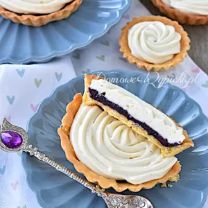 Tartaletki z jagodami i kremem chałwowym