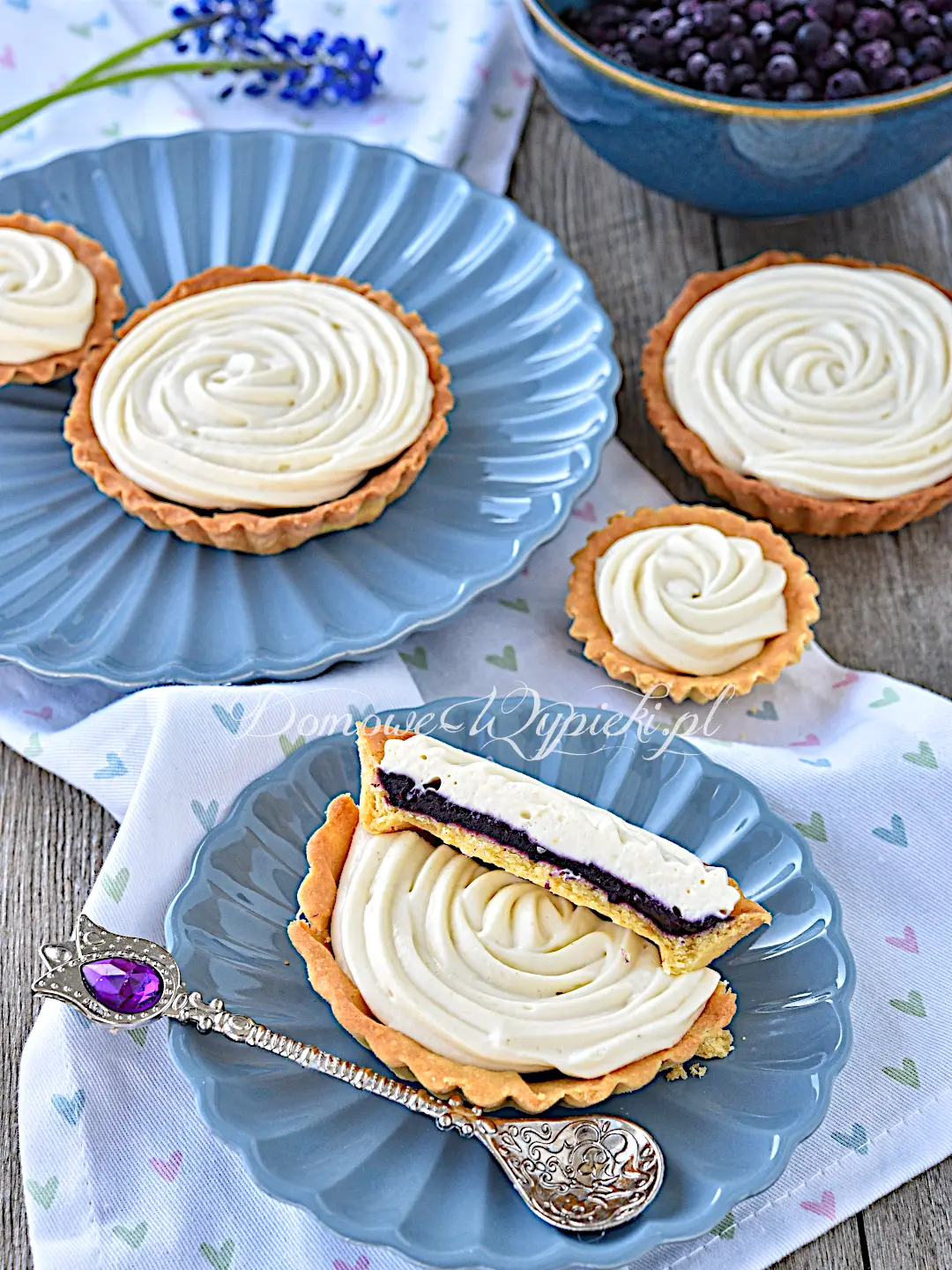 Tartaletki z jagodami i kremem chałwowym