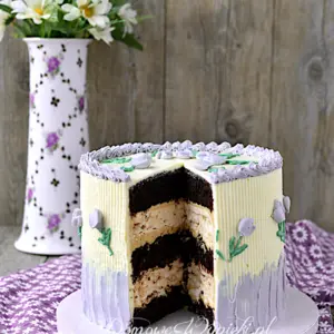 Tort czekoladowo- bezowy z masą krówkową