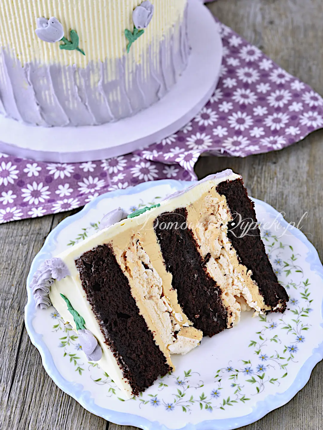Tort czekoladowo- bezowy z masą krówkową