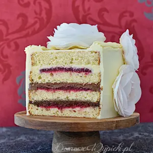 Tort malinowy z białą czekoladą i ganache