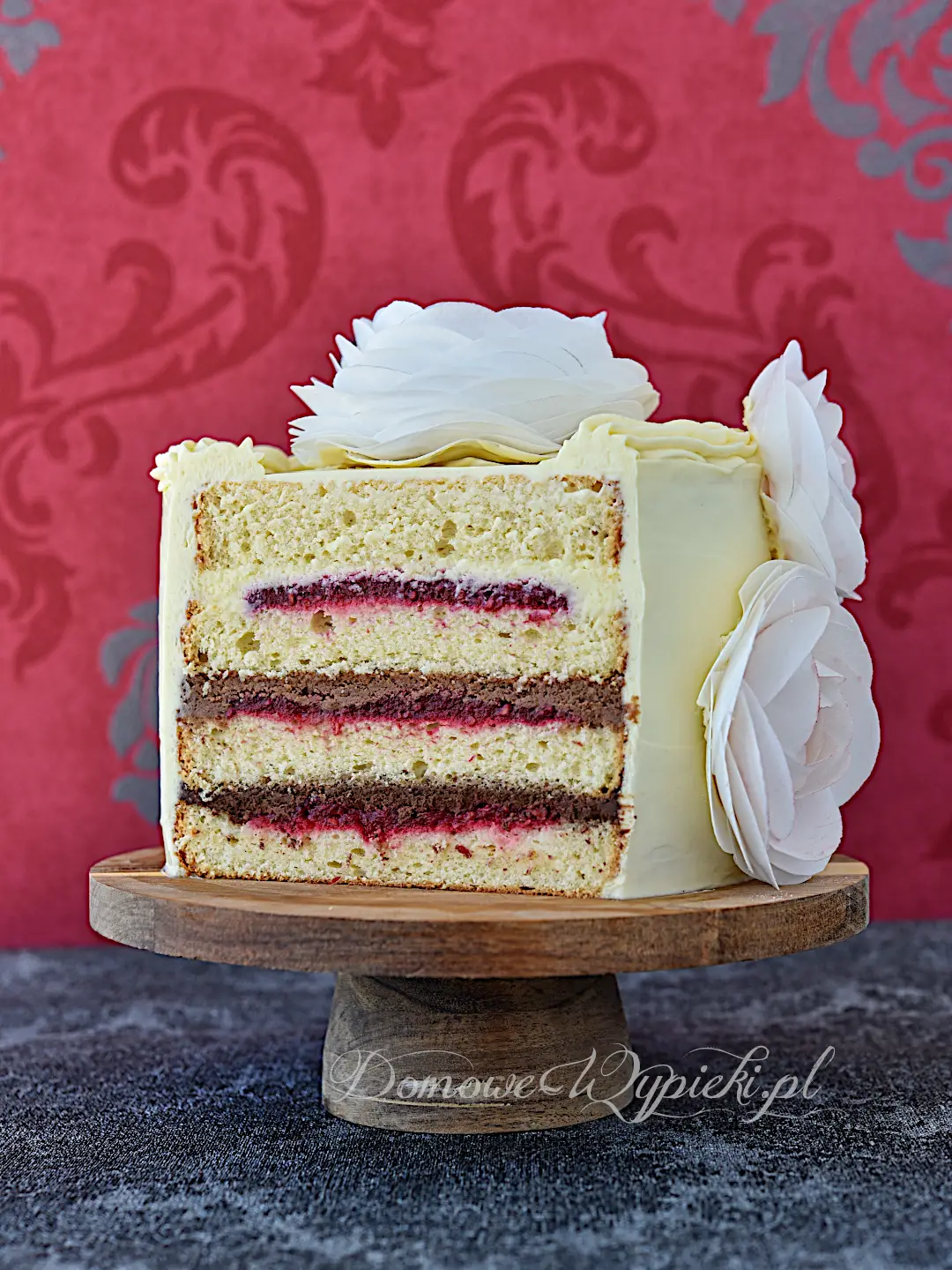 Tort malinowy z białą czekoladą i ganache Tort malinowy z białą czekoladą i ganache