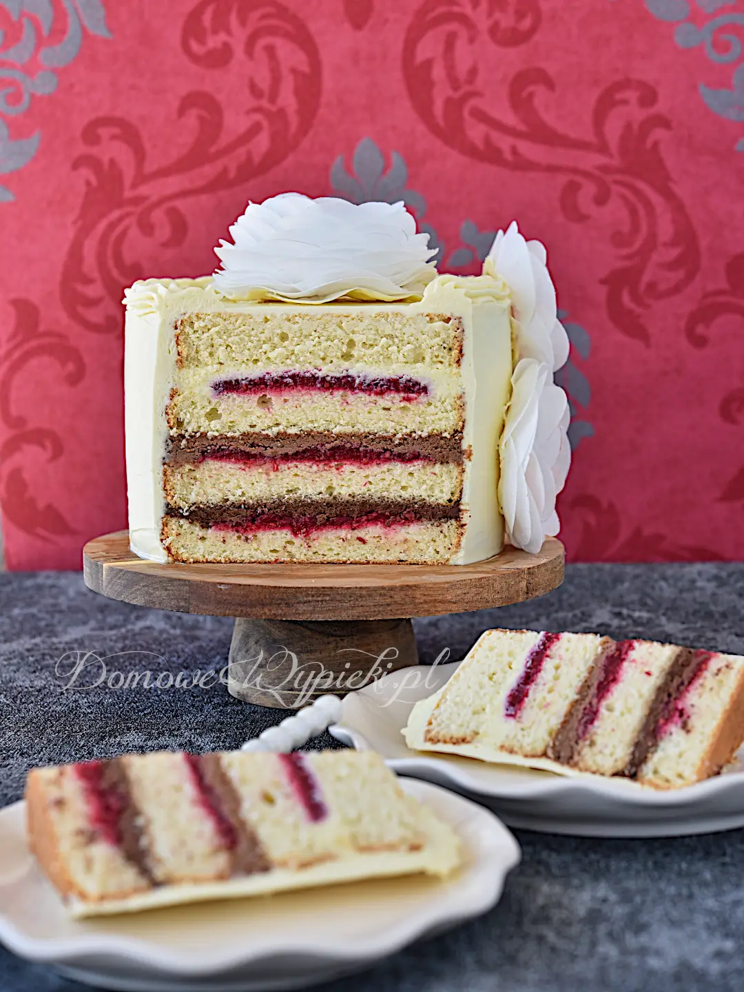 Tort malinowy z białą czekoladą i ganache
