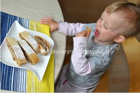 strudel jabłkowy z cynamonem i orzechami