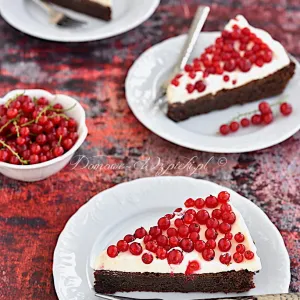 Brownie z kremem mascarpone i porzeczkami 