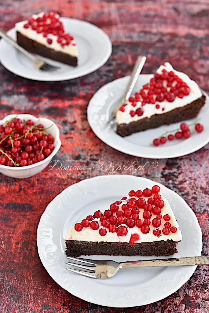 Brownie z kremem mascarpone i porzeczkami Brownie z kremem mascarpone i porzeczkami