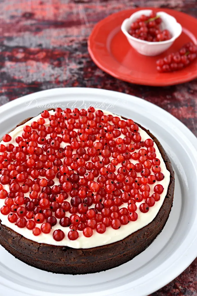 Brownie z kremem mascarpone i porzeczkami Brownie z kremem mascarpone i porzeczkami