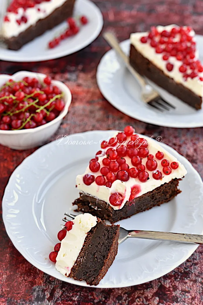 Brownie z kremem mascarpone i porzeczkami Brownie z kremem mascarpone i porzeczkami