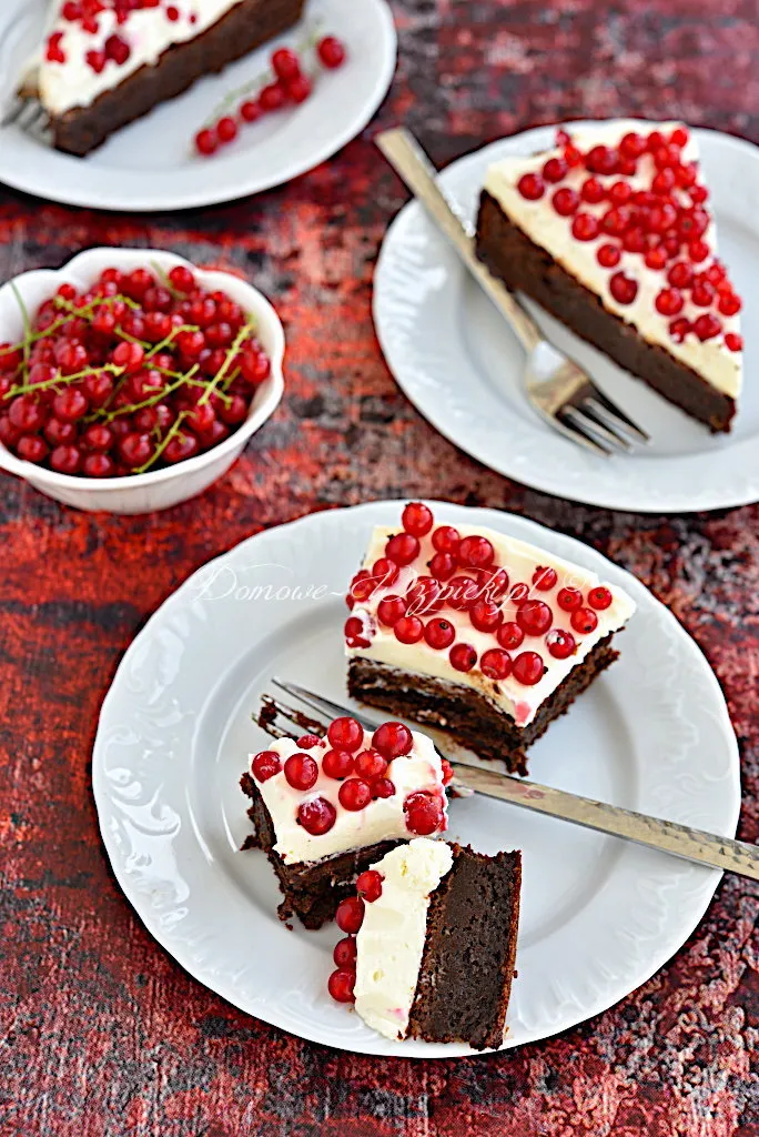 Brownie z kremem mascarpone i porzeczkami Brownie z kremem mascarpone i porzeczkami