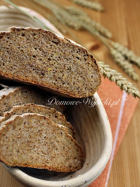 Chleb pszenny pełnoziarnisty z ziarnami