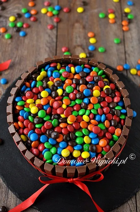 Tort z KitKat i M&M's