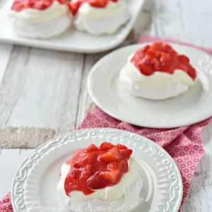 Mini Pavlova z truskawkami