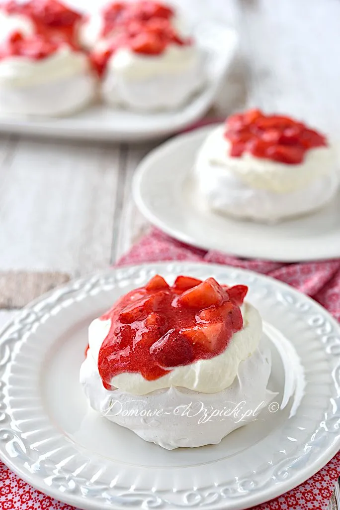 Mini Pavlova z truskawkami