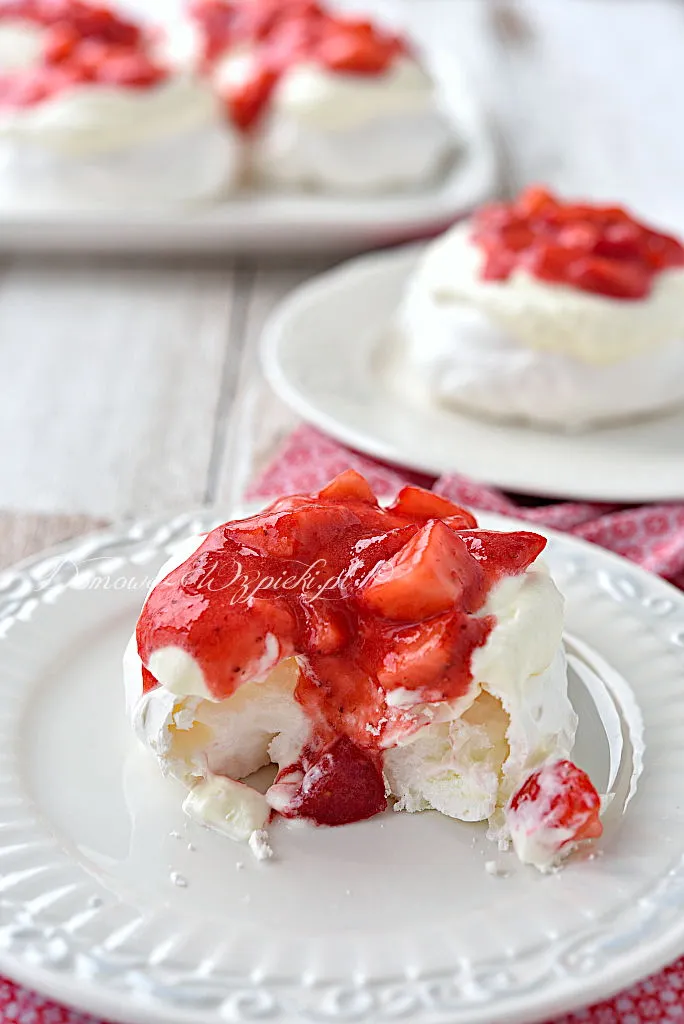 Mini Pavlova z truskawkami