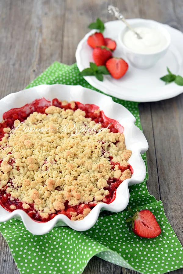 Crumble z truskawkami i rabarbarem