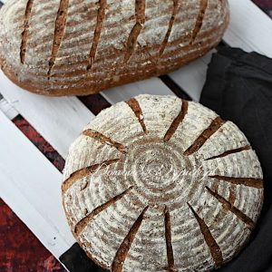 Chleb orkiszowy z ziarnami na zakwasie
